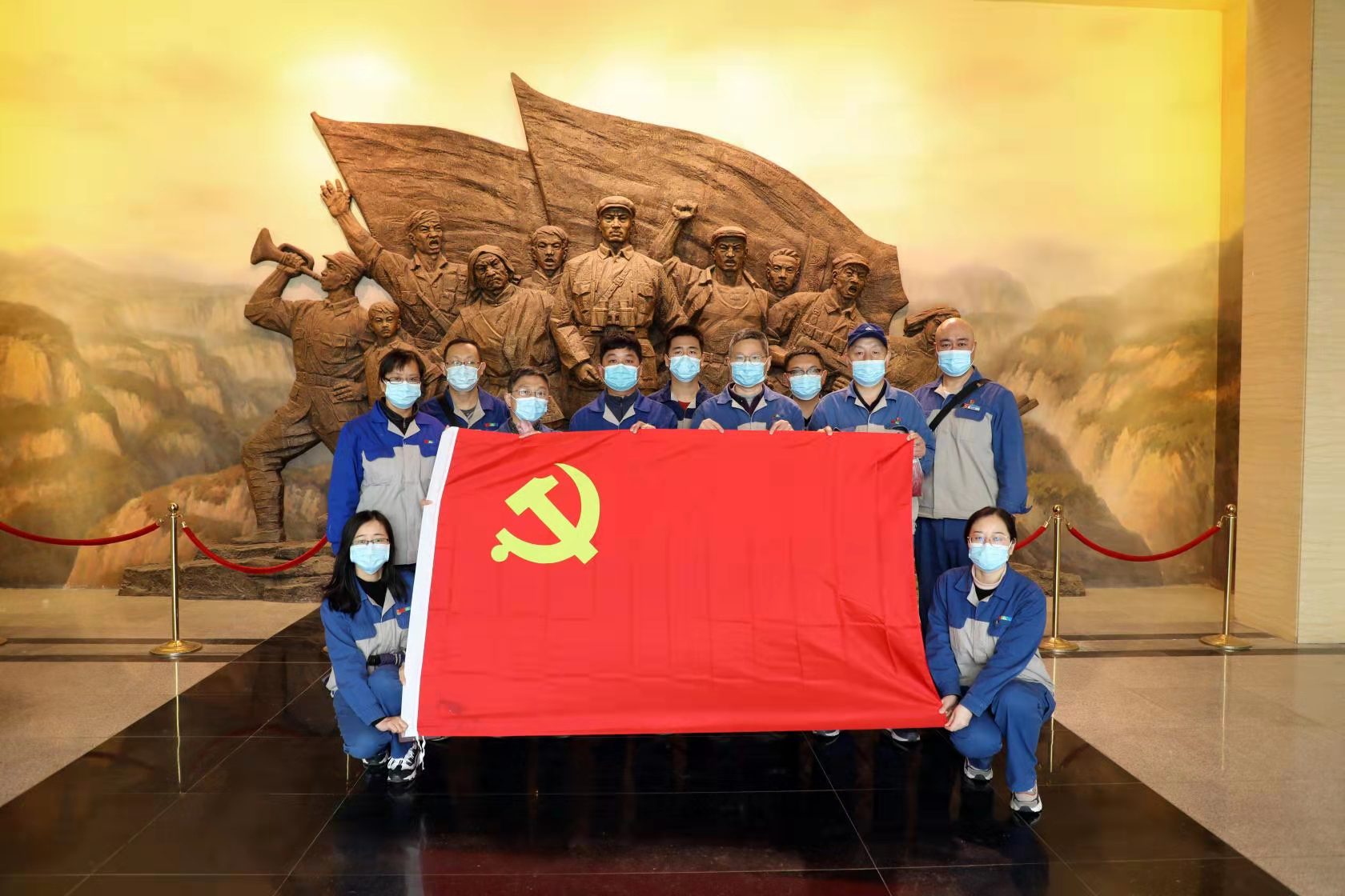 疏雨洗清明 芳菲祭英烈—— 安彩高科開展“學黨史、祭英烈、傳精神”主題活動